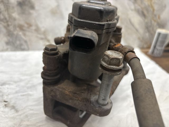 bontott AUDI A4 B8 Bal első Féknyereg Munkahengerrel