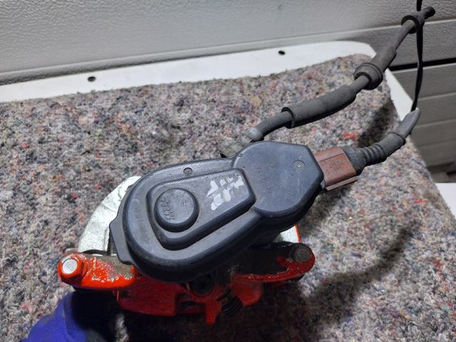 bontott AUDI A4 B8 Bal hátsó Féknyereg Munkahengerrel