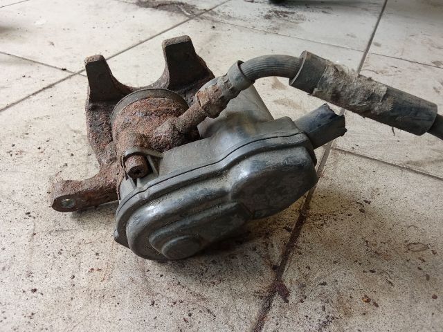 bontott AUDI A4 B8 Bal hátsó Féknyereg Munkahengerrel