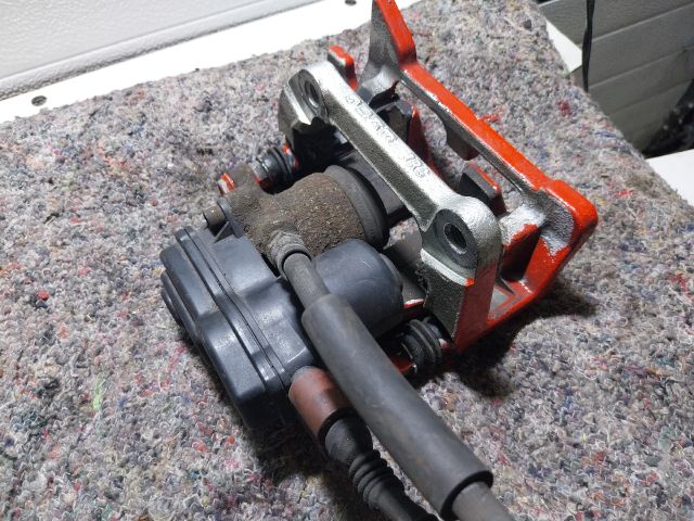 bontott AUDI A4 B8 Bal hátsó Féknyereg Munkahengerrel