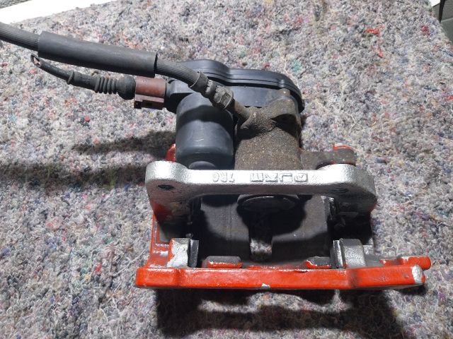 bontott AUDI A4 B8 Bal hátsó Féknyereg Munkahengerrel