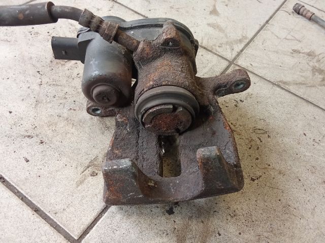 bontott AUDI A4 B8 Bal hátsó Féknyereg Munkahengerrel