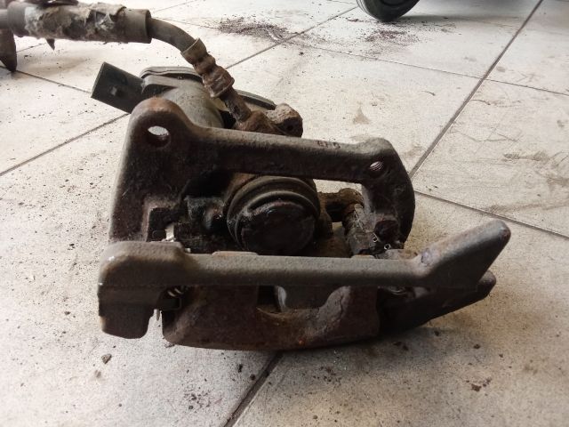 bontott AUDI A4 B8 Bal hátsó Féknyereg Munkahengerrel