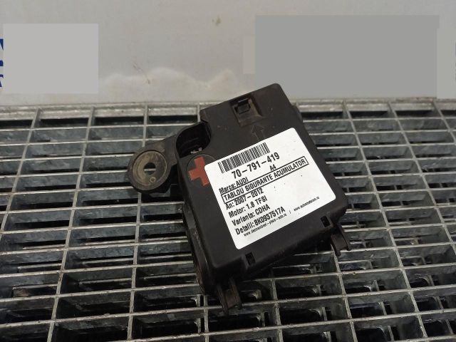 bontott AUDI A4 B8 Biztosítéktábla Motortér