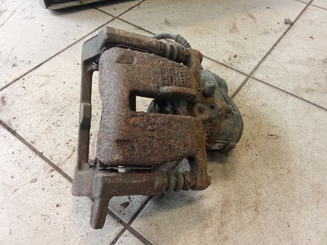 bontott AUDI A4 B8 Jobb hátsó Féknyereg Munkahengerrel