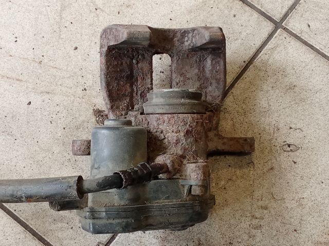 bontott AUDI A4 B8 Jobb hátsó Féknyereg Munkahengerrel