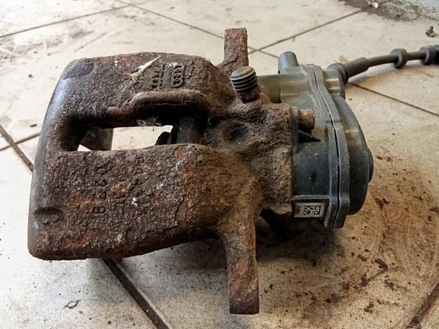 bontott AUDI A4 B8 Jobb hátsó Féknyereg Munkahengerrel