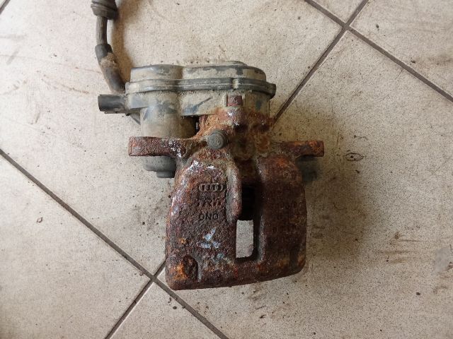 bontott AUDI A4 B8 Jobb hátsó Féknyereg Munkahengerrel