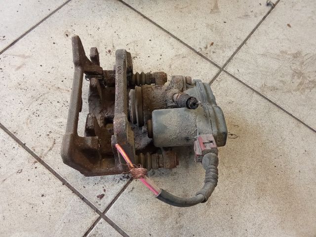 bontott AUDI A4 B8 Jobb hátsó Féknyereg Munkahengerrel