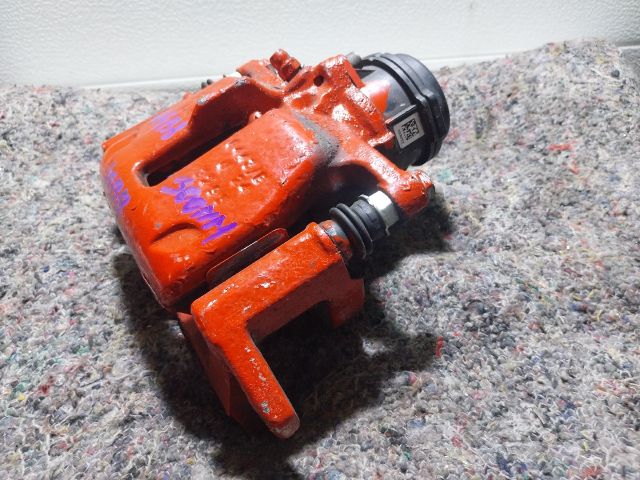 bontott AUDI A4 B8 Jobb hátsó Féknyereg Munkahengerrel