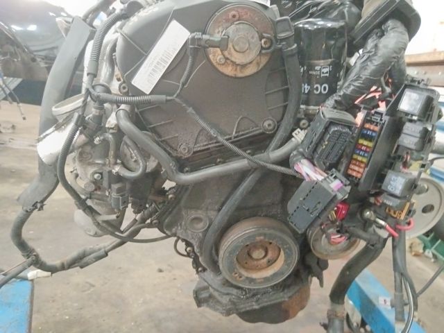 bontott AUDI A4 B8 Motor (Fűzött blokk hengerfejjel)
