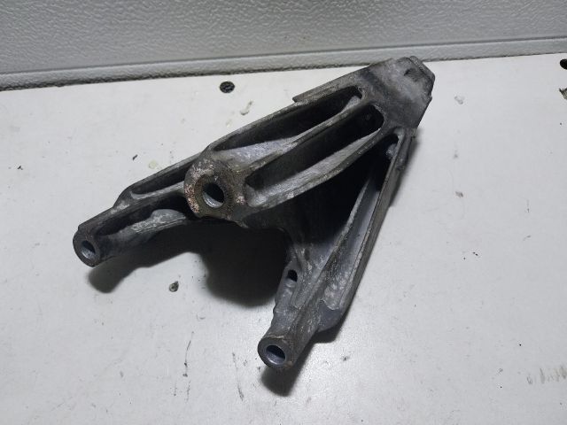 bontott AUDI A4 B8 Motor Tartó Bak Bal