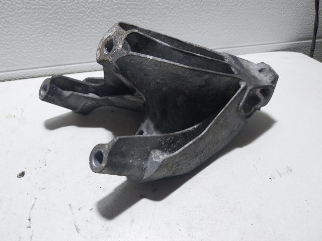 bontott AUDI A4 B8 Motor Tartó Bak Bal