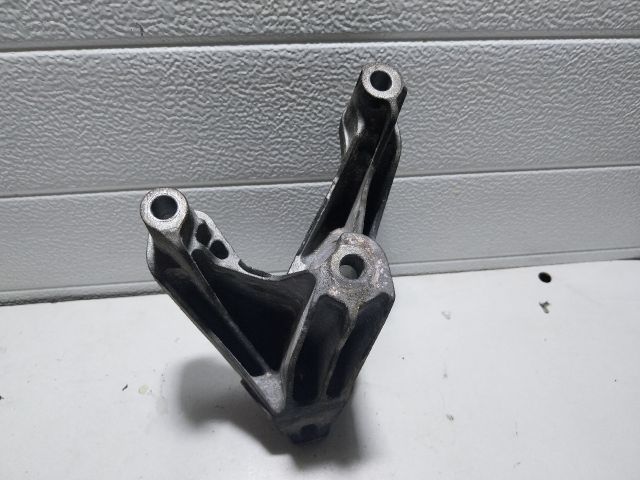 bontott AUDI A4 B8 Motor Tartó Bak Bal