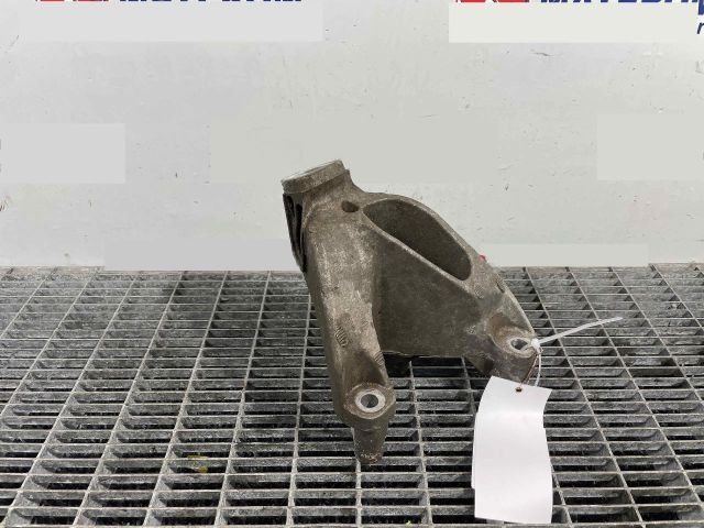 bontott AUDI A4 B8 Motor Tartó Bak Bal