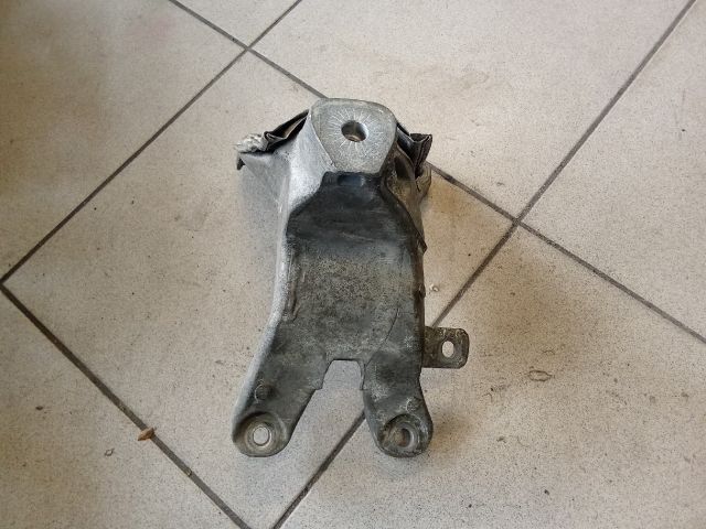 bontott AUDI A4 B8 Motor Tartó Bak (Pozíciófüggetlen)