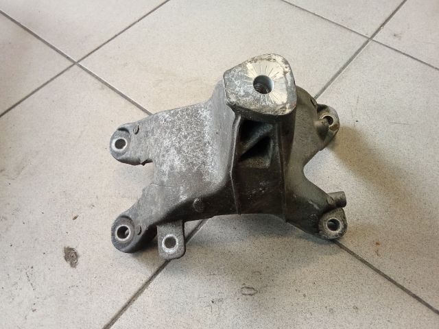 bontott AUDI A4 B8 Motor Tartó Bak (Pozíciófüggetlen)