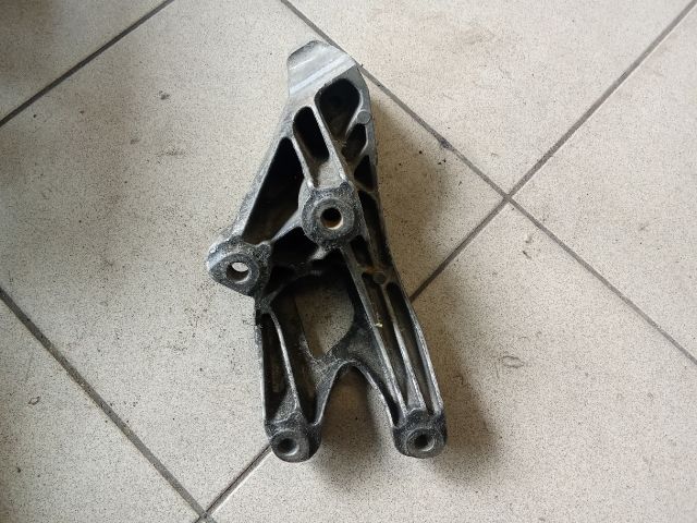 bontott AUDI A4 B8 Motor Tartó Bak (Pozíciófüggetlen)