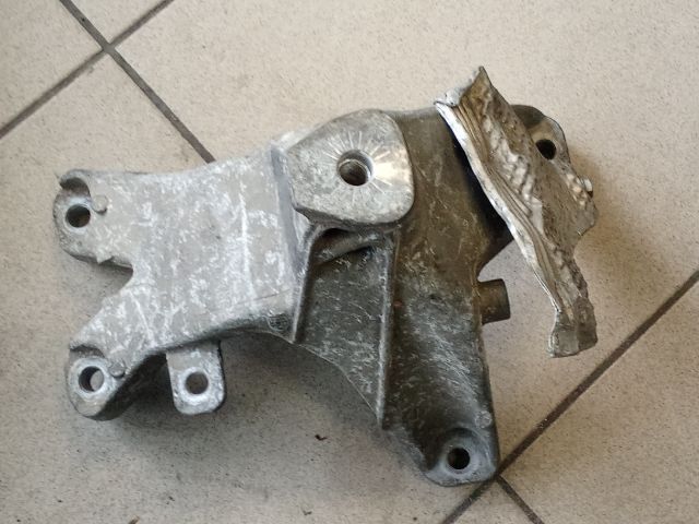 bontott AUDI A4 B8 Motor Tartó Bak (Pozíciófüggetlen)