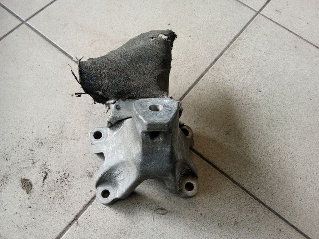 bontott AUDI A4 B8 Motor Tartó Bak (Pozíciófüggetlen)