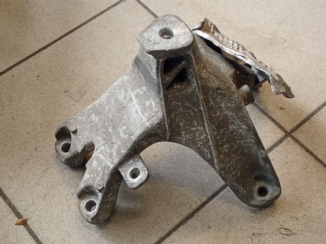 bontott AUDI A4 B8 Motor Tartó Bak (Pozíciófüggetlen)