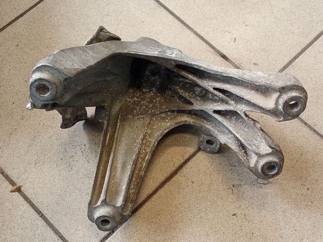 bontott AUDI A4 B8 Motor Tartó Bak (Pozíciófüggetlen)