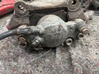 bontott AUDI A4 B8 Bal első Féknyereg Munkahengerrel