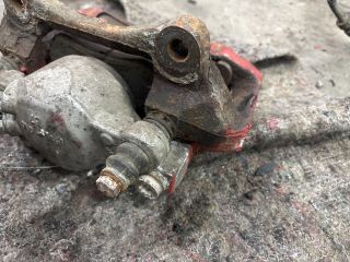 bontott AUDI A4 B8 Bal első Féknyereg Munkahengerrel