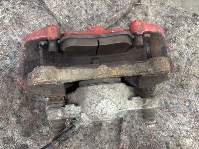 bontott AUDI A4 B8 Bal első Féknyereg Munkahengerrel