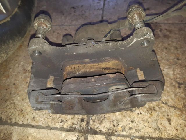 bontott AUDI A4 B8 Bal első Féknyereg Munkahengerrel