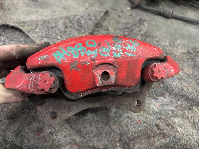 bontott AUDI A4 B8 Bal első Féknyereg Munkahengerrel