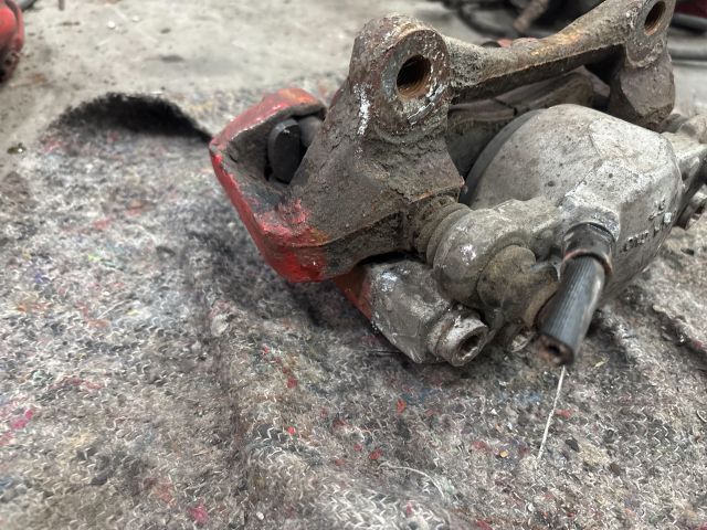 bontott AUDI A4 B8 Bal első Féknyereg Munkahengerrel