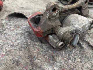 bontott AUDI A4 B8 Bal első Féknyereg Munkahengerrel