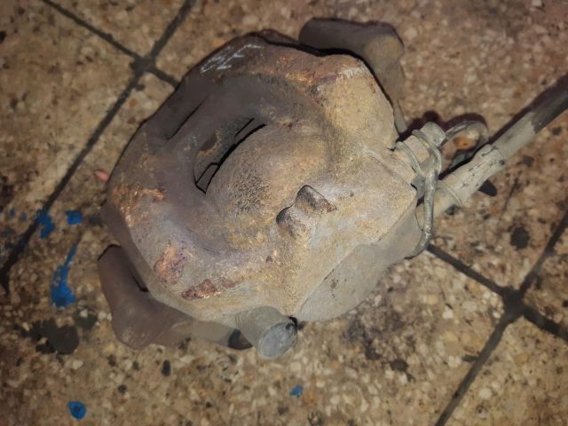 bontott AUDI A4 B8 Bal első Féknyereg Munkahengerrel