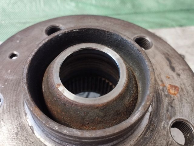 bontott AUDI A4 B8 Bal első Kerékagy