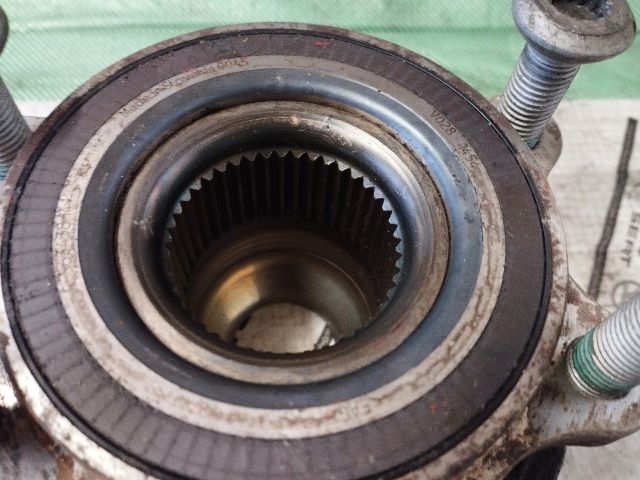 bontott AUDI A4 B8 Bal első Kerékagy