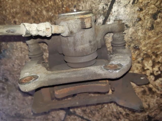 bontott AUDI A4 B8 Bal hátsó Féknyereg Munkahengerrel