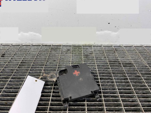 bontott AUDI A4 B8 Biztosítéktábla Motortér