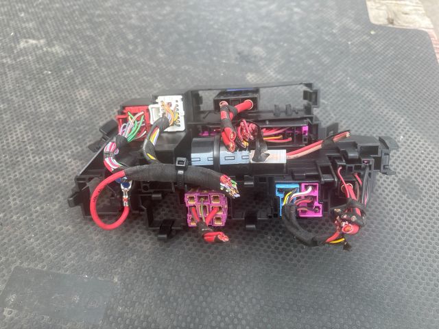 bontott AUDI A4 B8 Biztosítéktábla Motortér