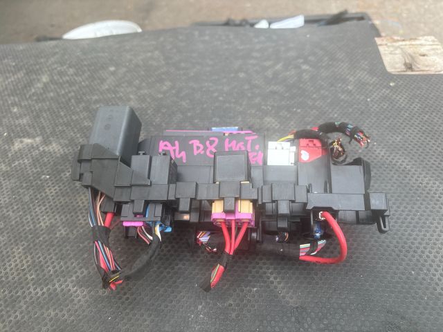 bontott AUDI A4 B8 Biztosítéktábla Motortér