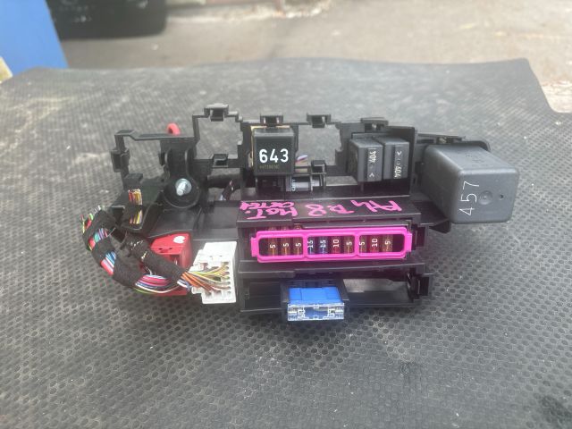 bontott AUDI A4 B8 Biztosítéktábla Motortér