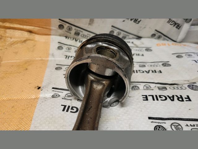 bontott AUDI A4 B8 Dugattyú és Hajtókar