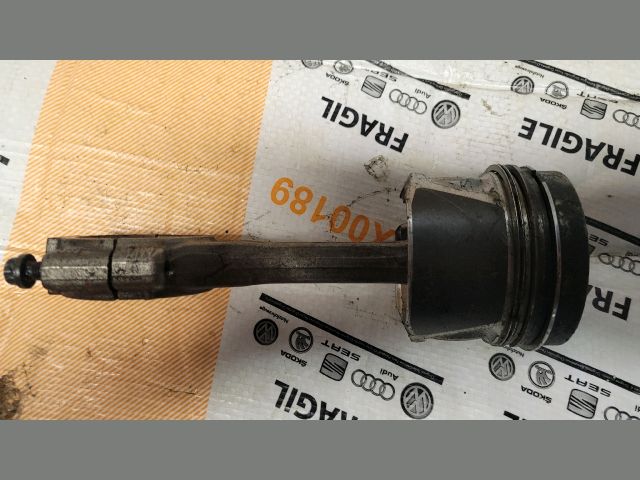 bontott AUDI A4 B8 Dugattyú és Hajtókar