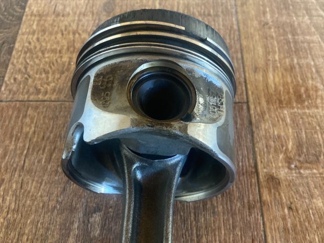 bontott AUDI A4 B8 Dugattyú és Hajtókar