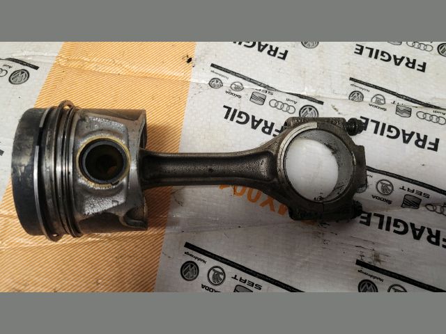 bontott AUDI A4 B8 Dugattyú és Hajtókar