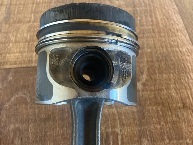 bontott AUDI A4 B8 Dugattyú és Hajtókar