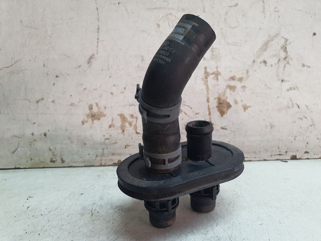 bontott AUDI A4 B8 Fűtőradiátor Vízcső Felső