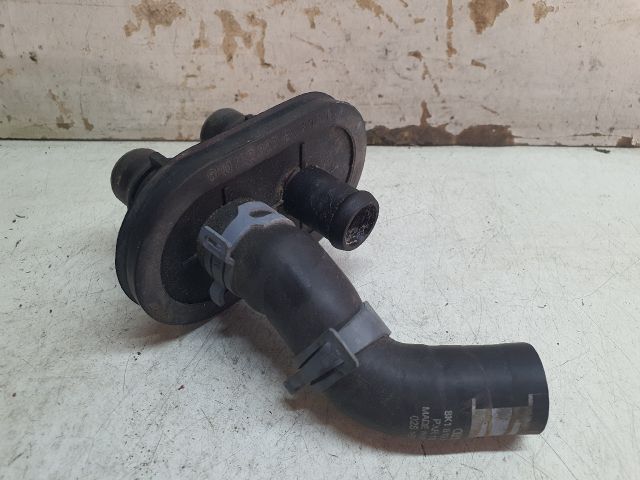 bontott AUDI A4 B8 Fűtőradiátor Vízcső Felső