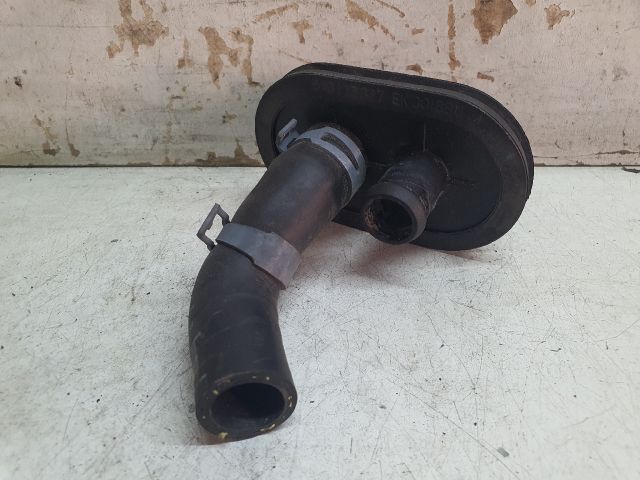 bontott AUDI A4 B8 Fűtőradiátor Vízcső Felső