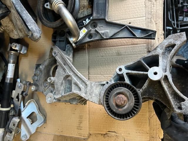 bontott AUDI A4 B8 Generátor Tartó Bak